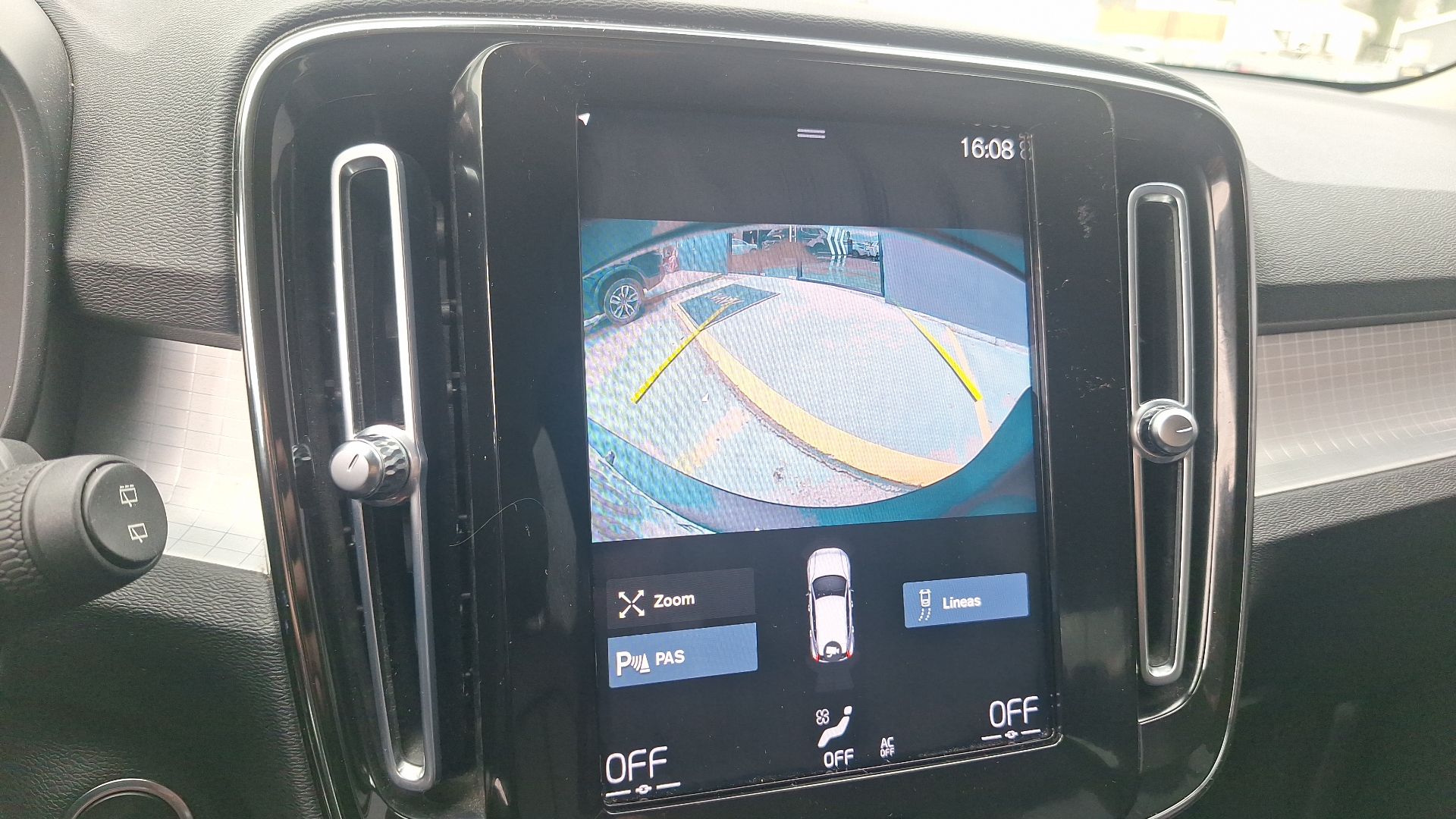 Volvo XC40 — foto 12 de 15