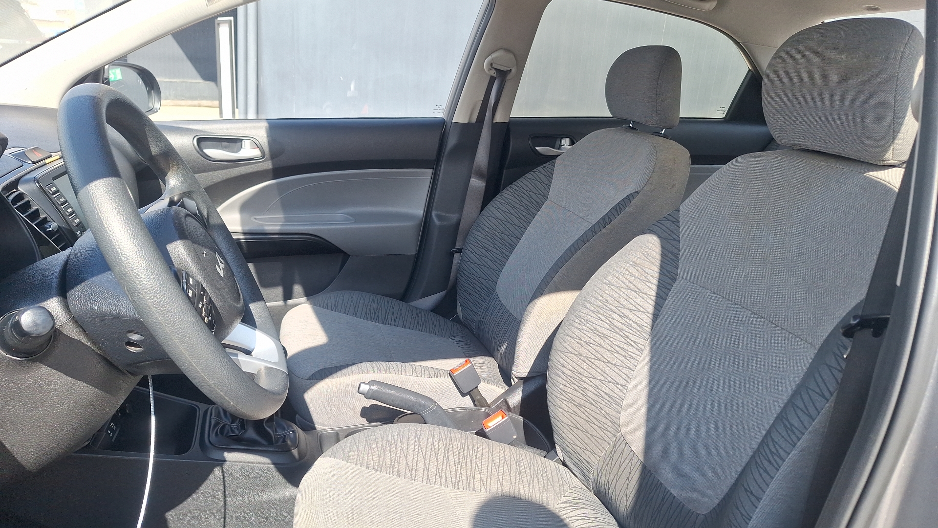 KIA Soluto — foto 14 de 15