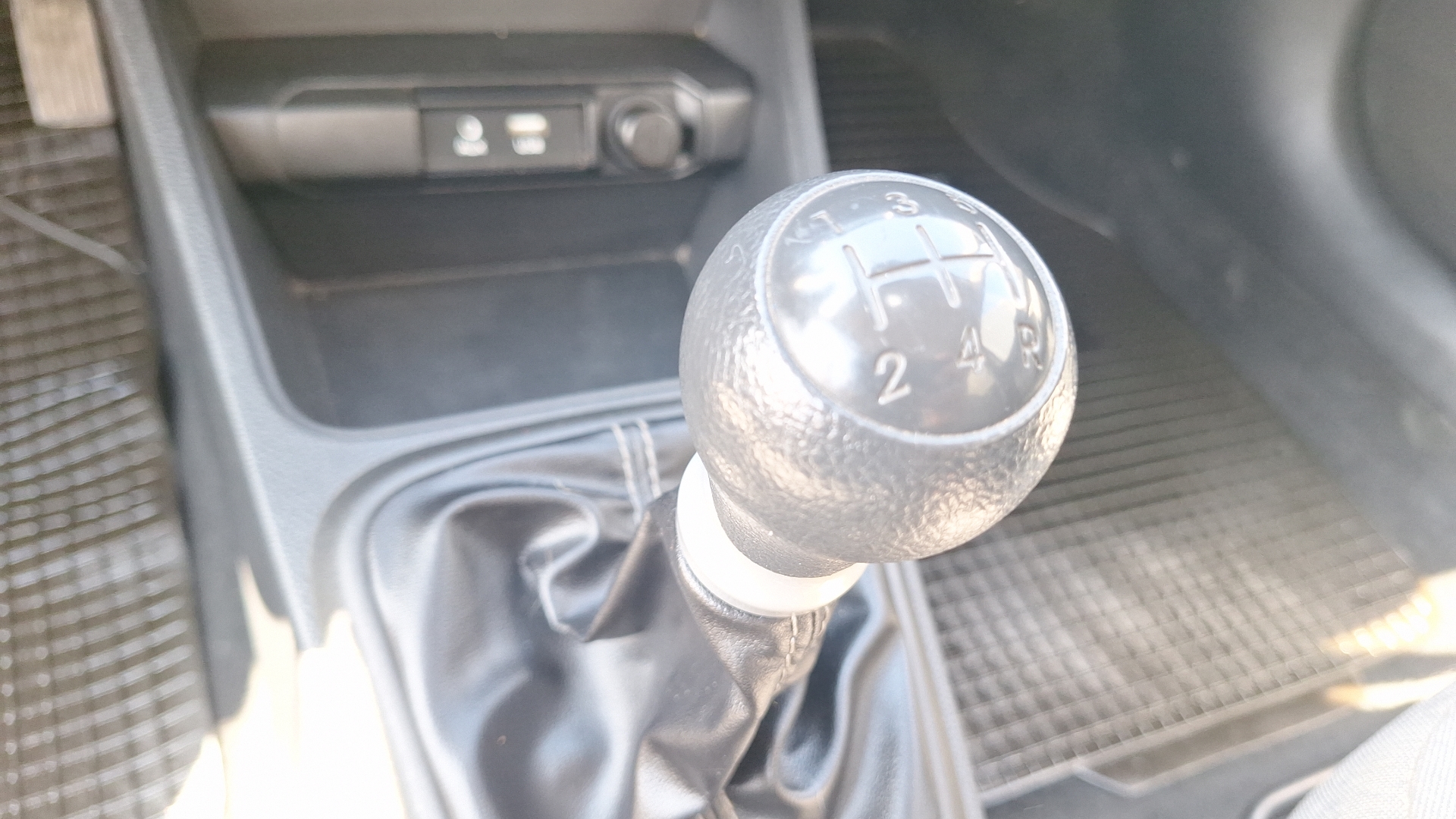 KIA Soluto — foto 11 de 15