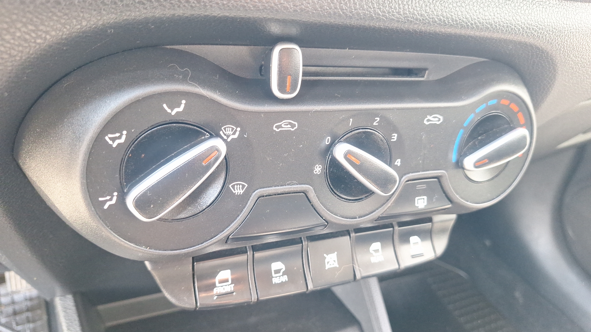 KIA Soluto — foto 15 de 15