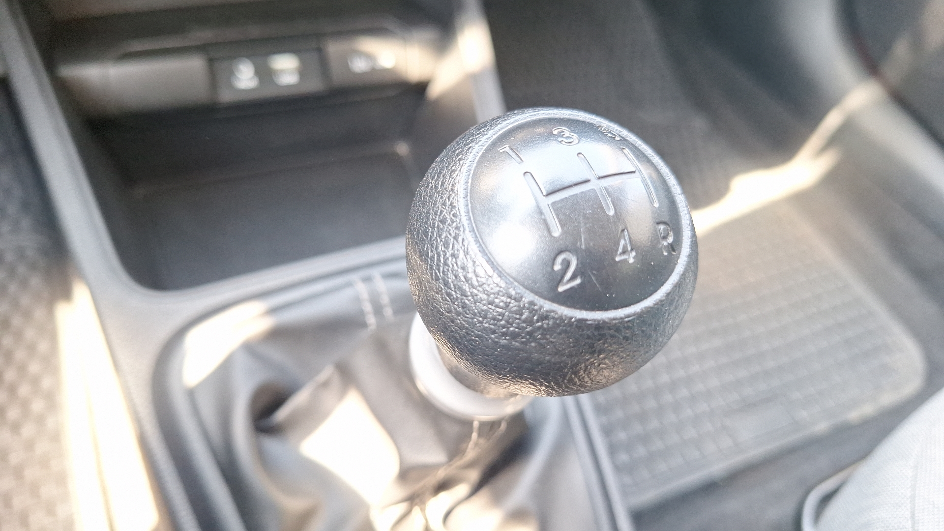 KIA Soluto — foto 11 de 15