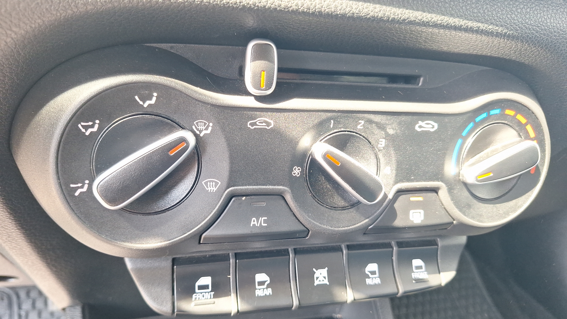 KIA Soluto — foto 15 de 15