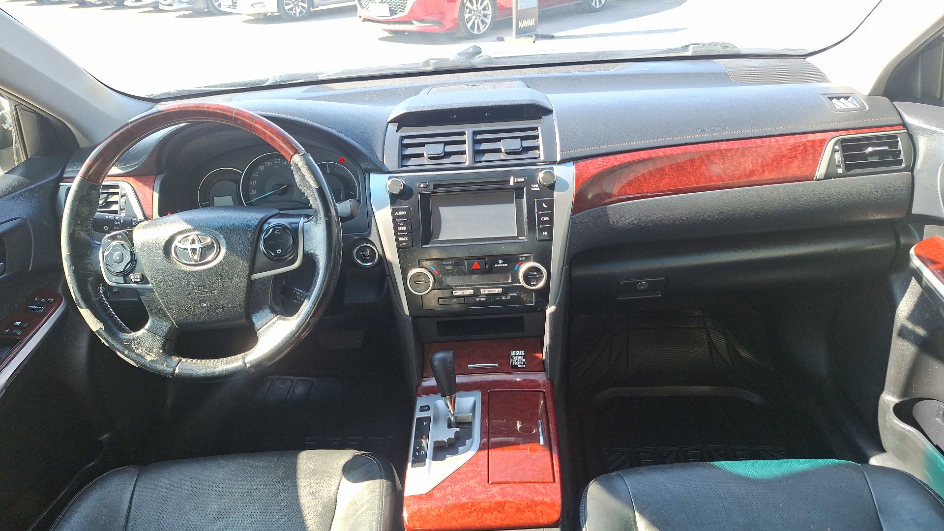Toyota Camry — foto 6 de 16