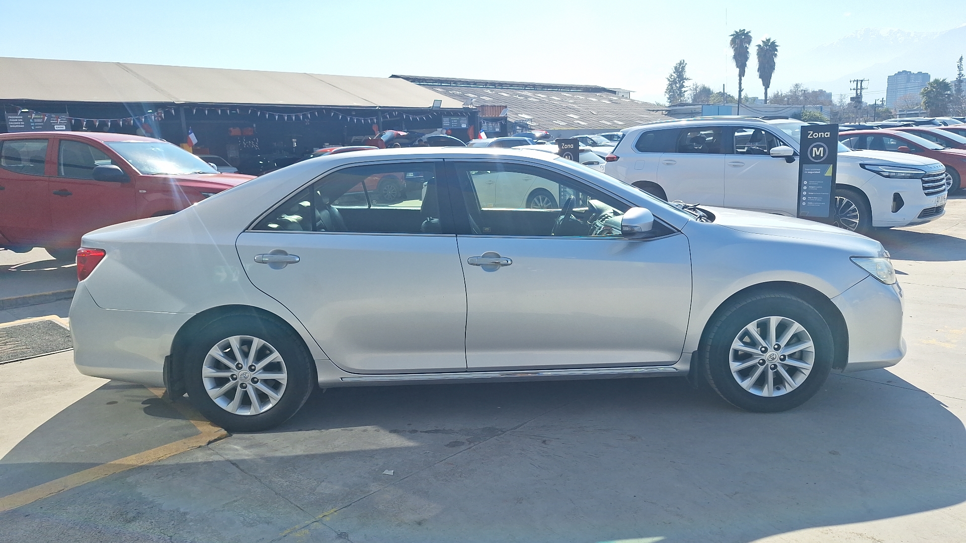 Toyota Camry — foto 5 de 16