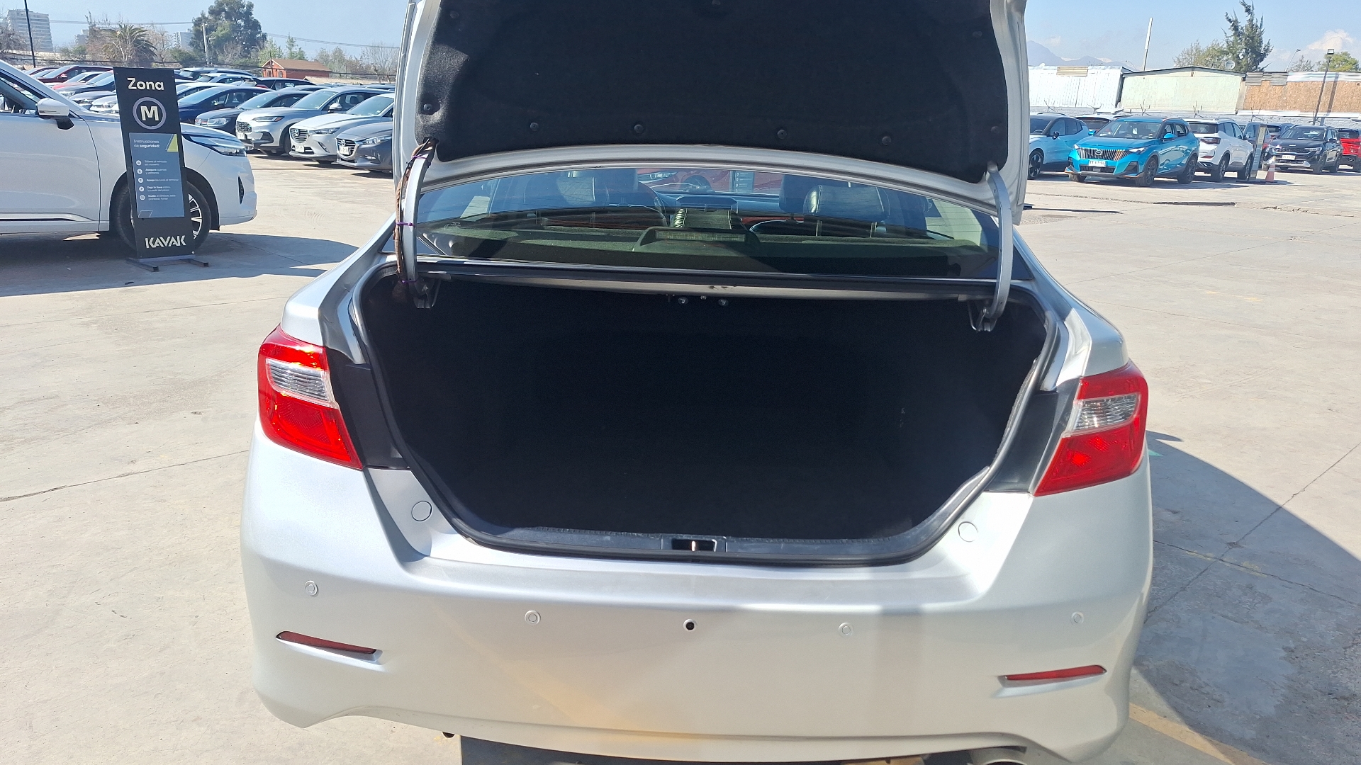 Toyota Camry — foto 4 de 16