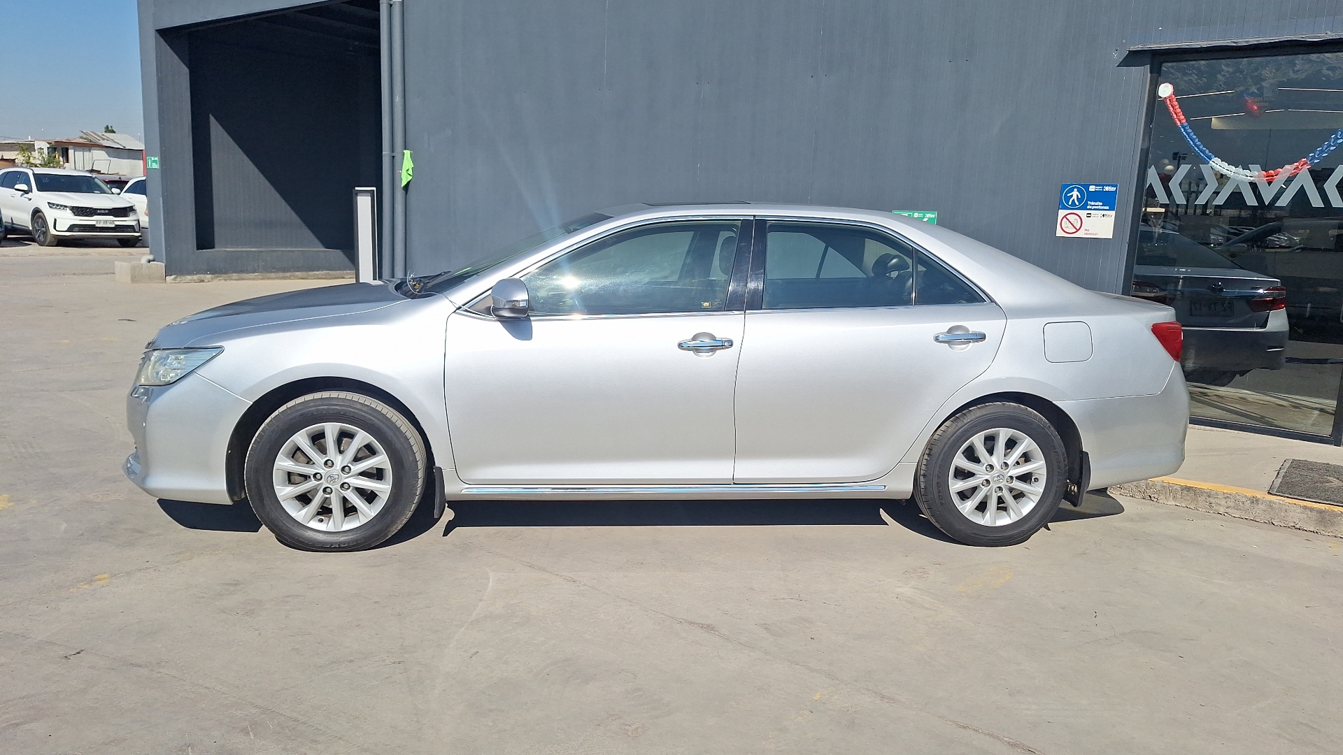 Toyota Camry — foto 2 de 16