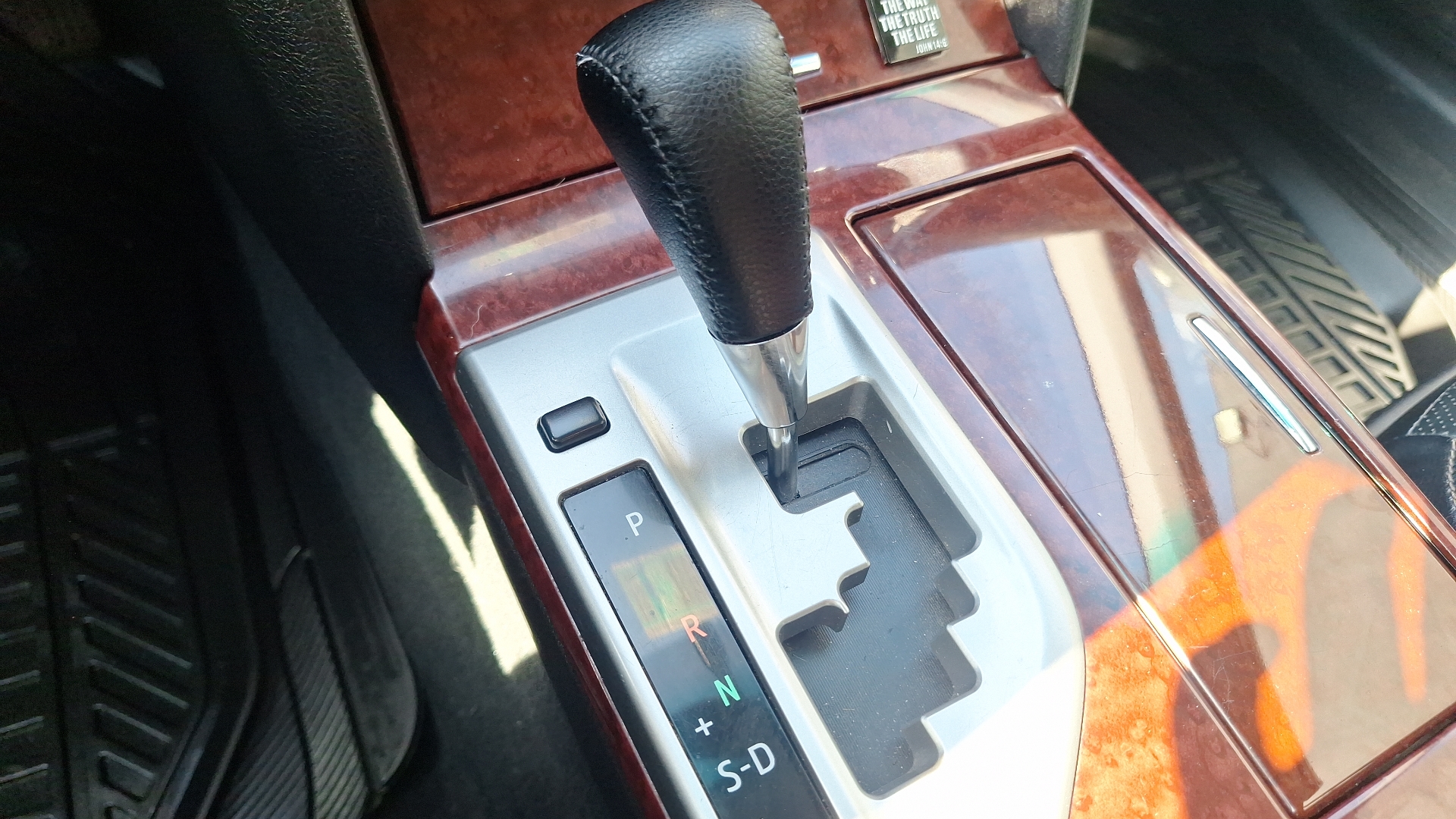 Toyota Camry — foto 11 de 16