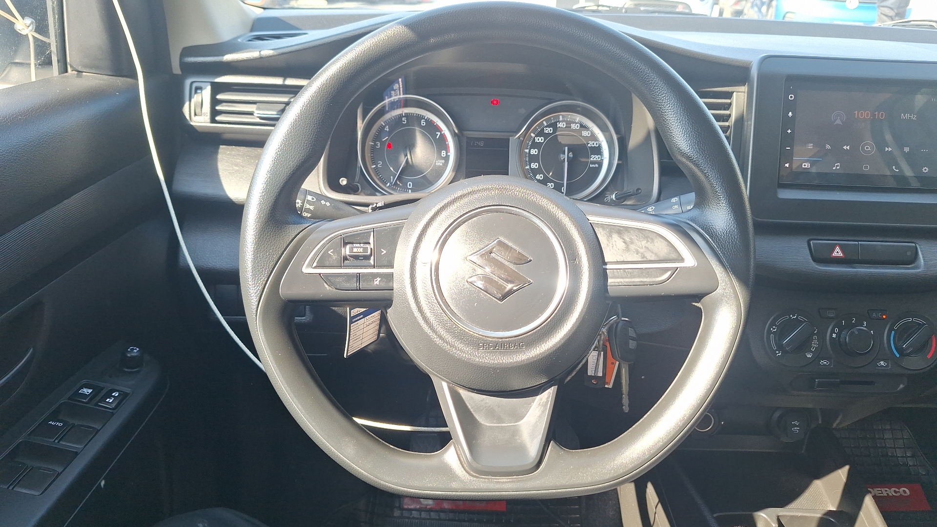 Suzuki Ertiga — foto 8 de 16