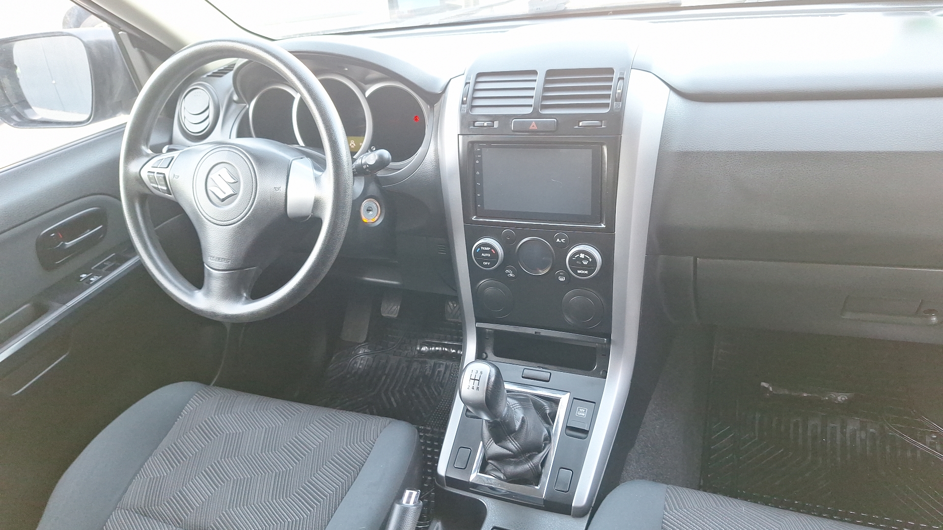 Suzuki Grand Vitara — foto 6 de 15