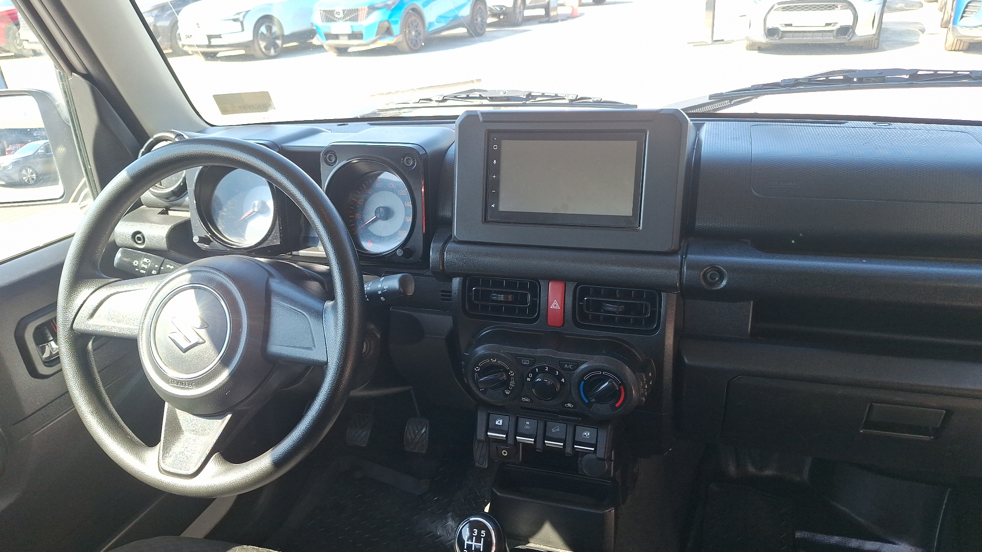 Suzuki Jimny — foto 6 de 15