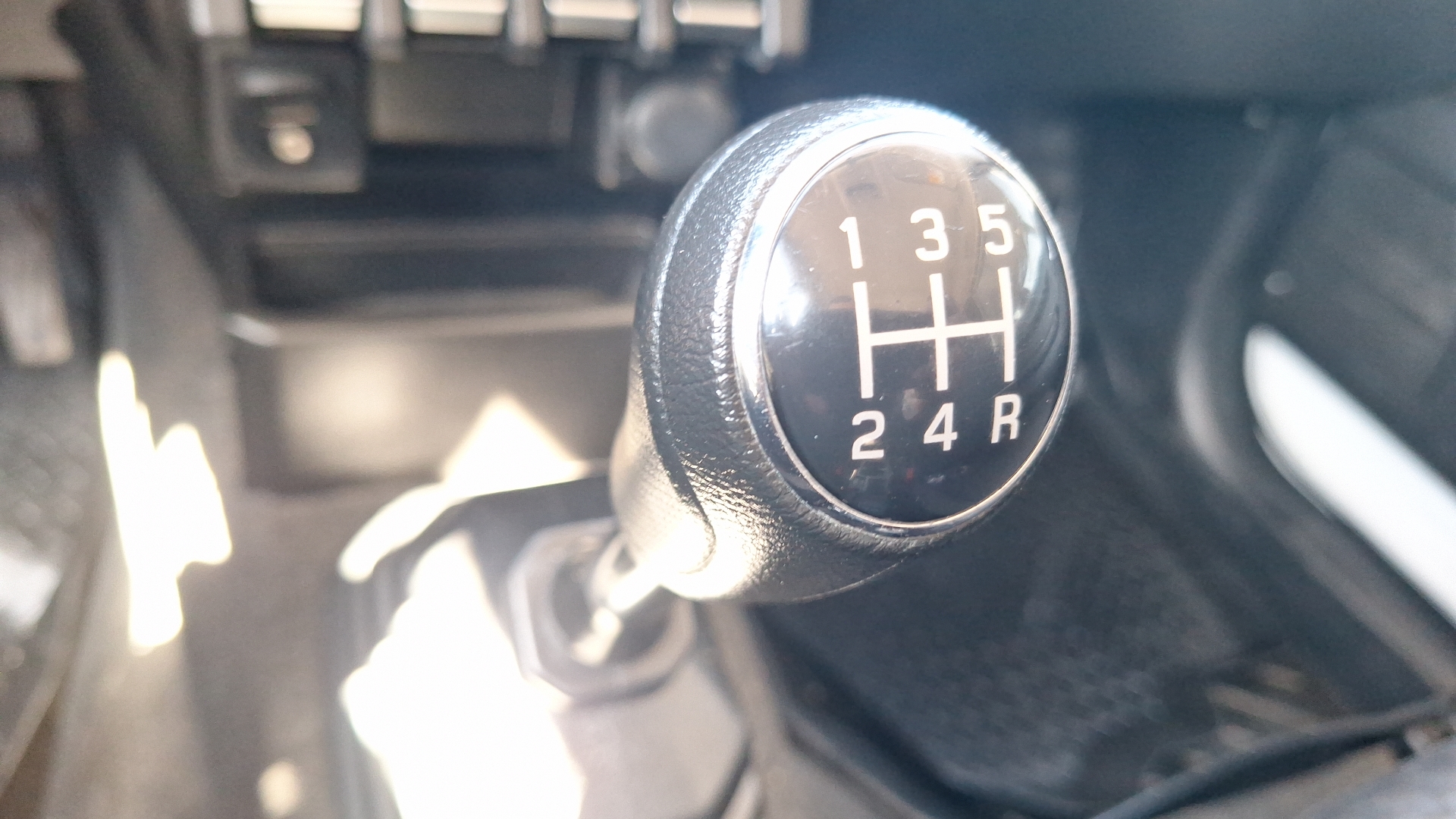 Suzuki Jimny — foto 11 de 15