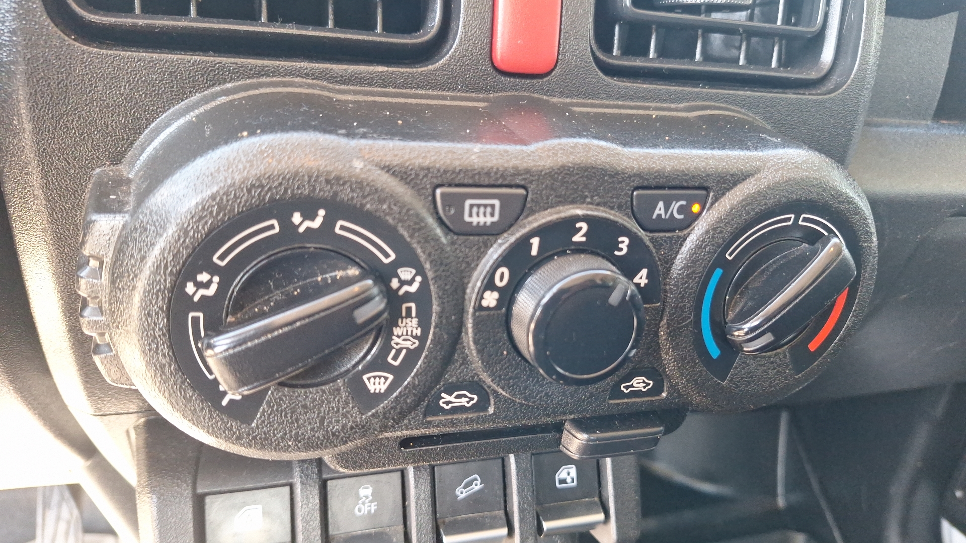 Suzuki Jimny — foto 15 de 15