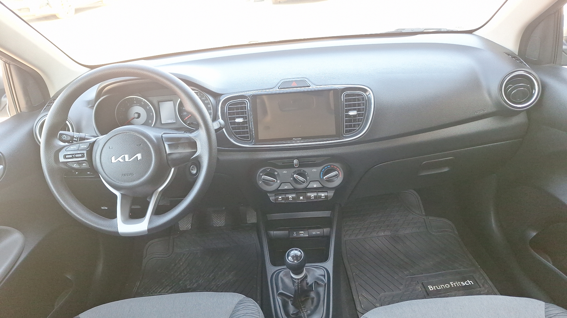 KIA Soluto — foto 6 de 15