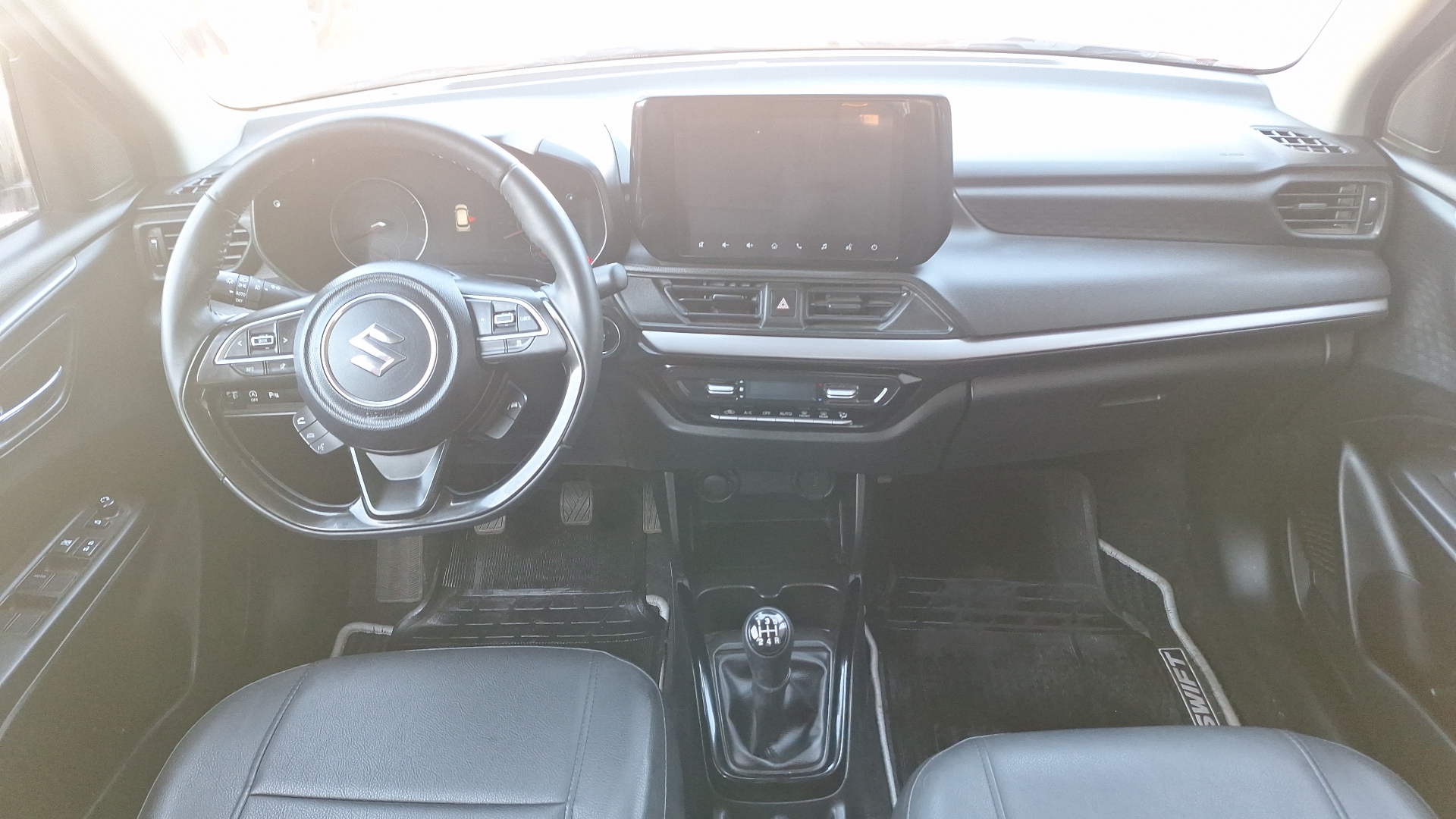 Suzuki Swift — foto 6 de 15