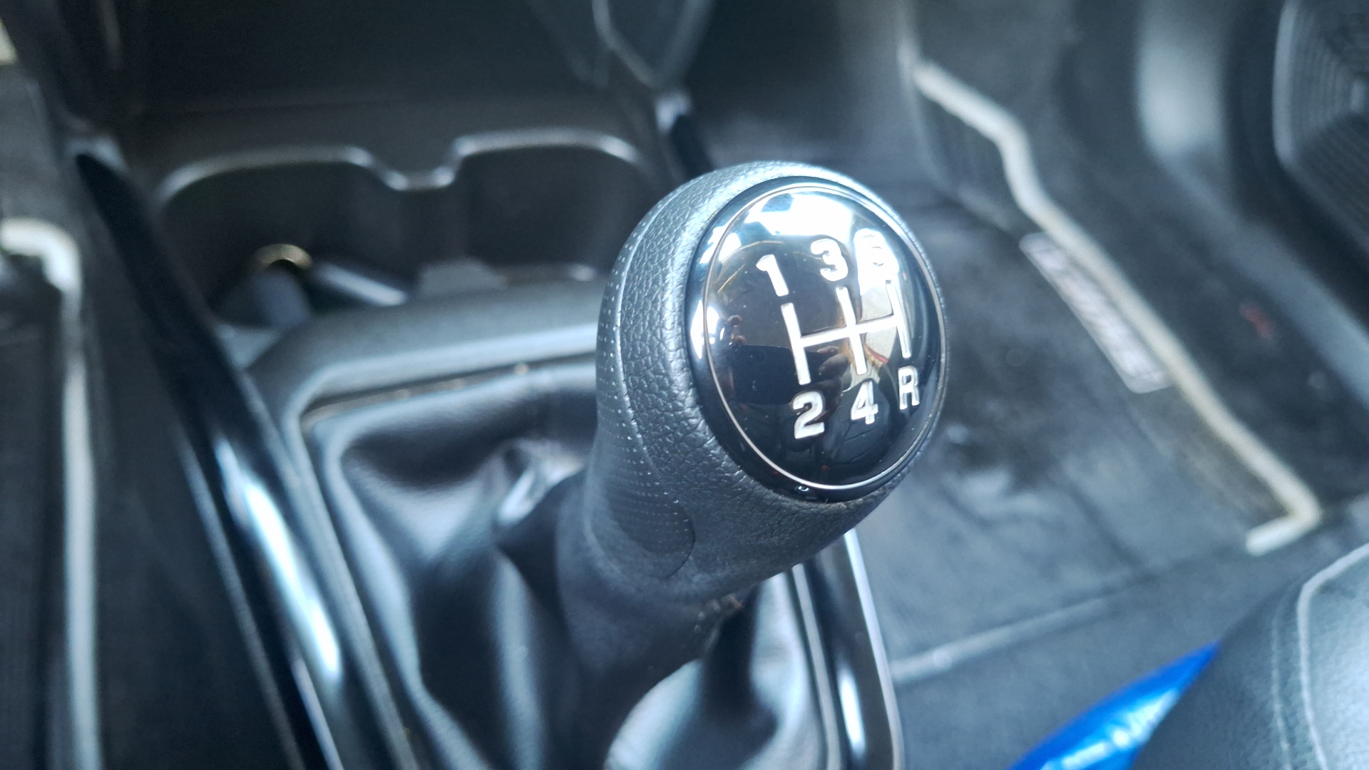 Suzuki Swift — foto 11 de 15