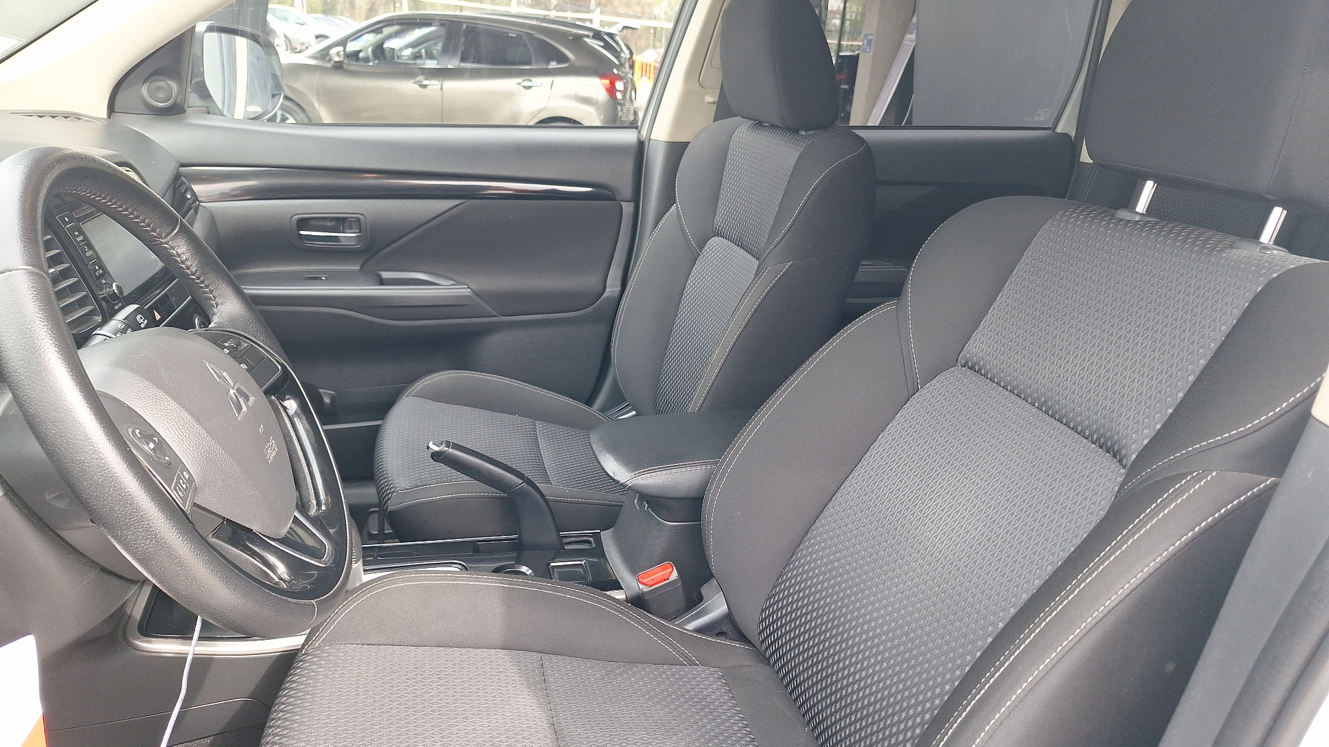 Mitsubishi Outlander — foto 14 de 15