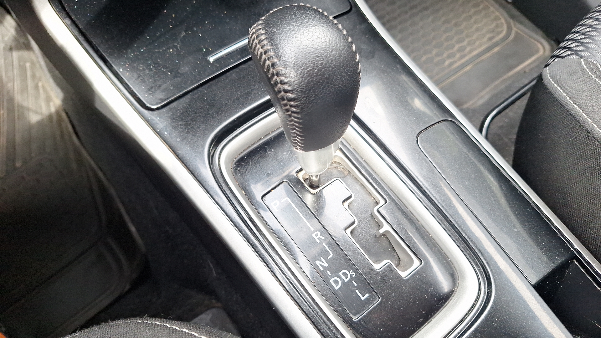 Mitsubishi Outlander — foto 11 de 15