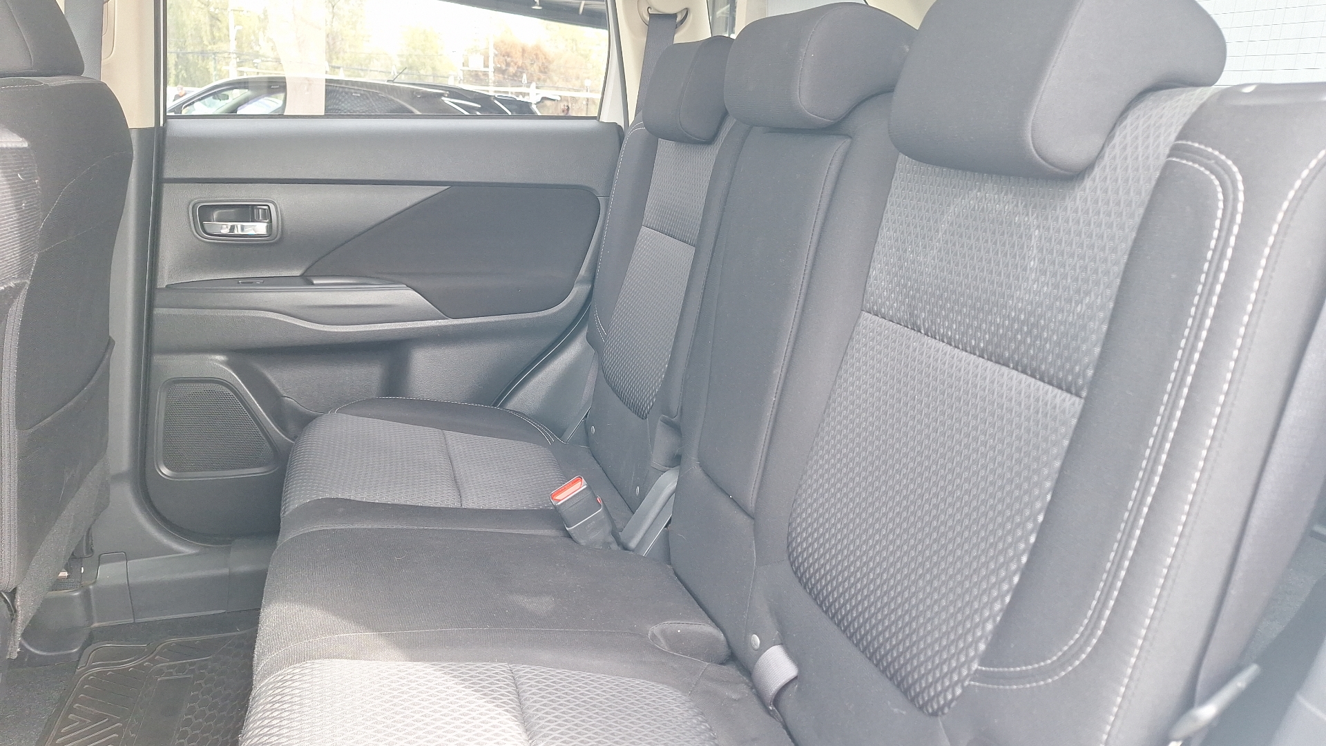 Mitsubishi Outlander — foto 13 de 15