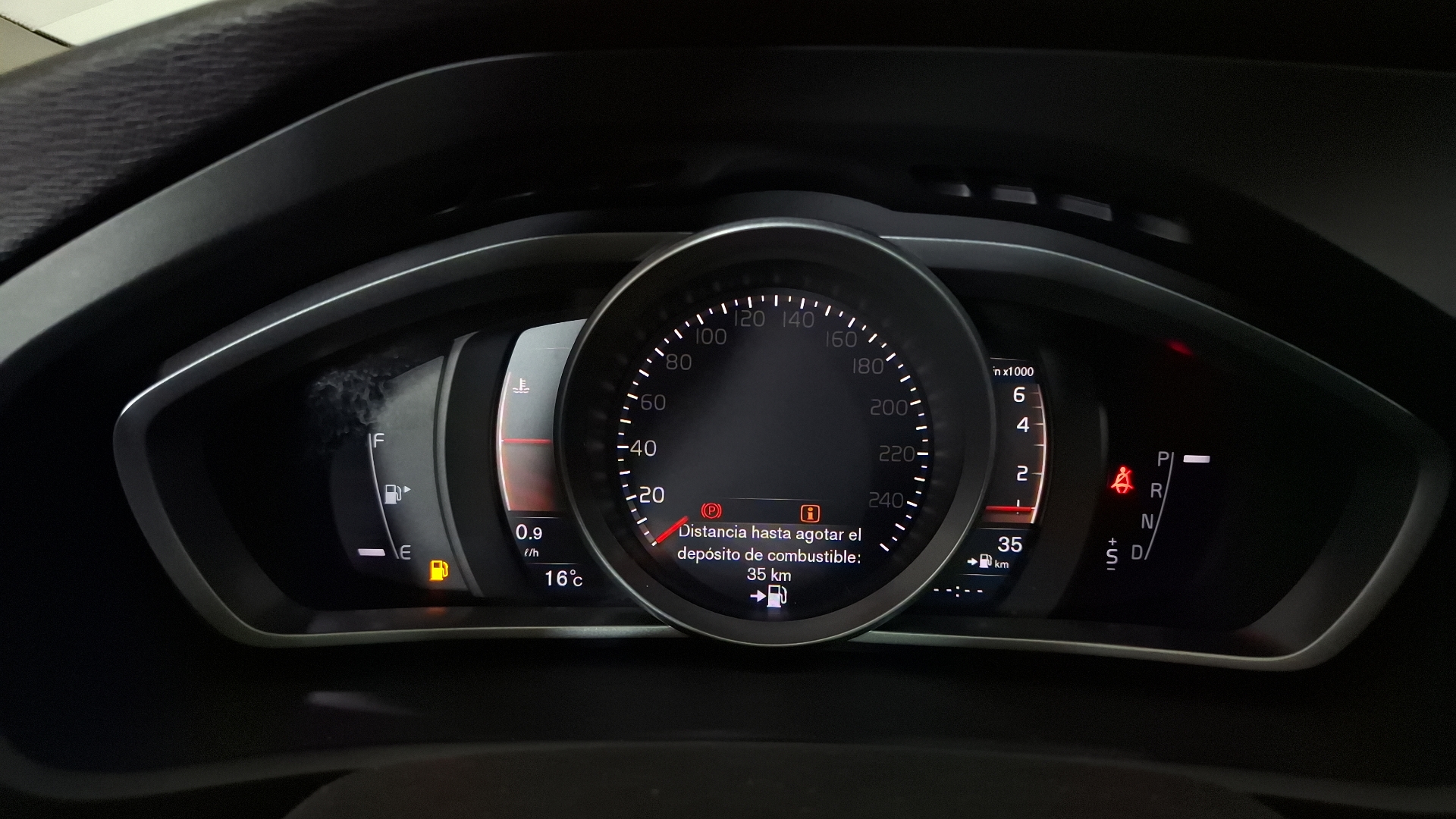Volvo V40 — foto 9 de 15