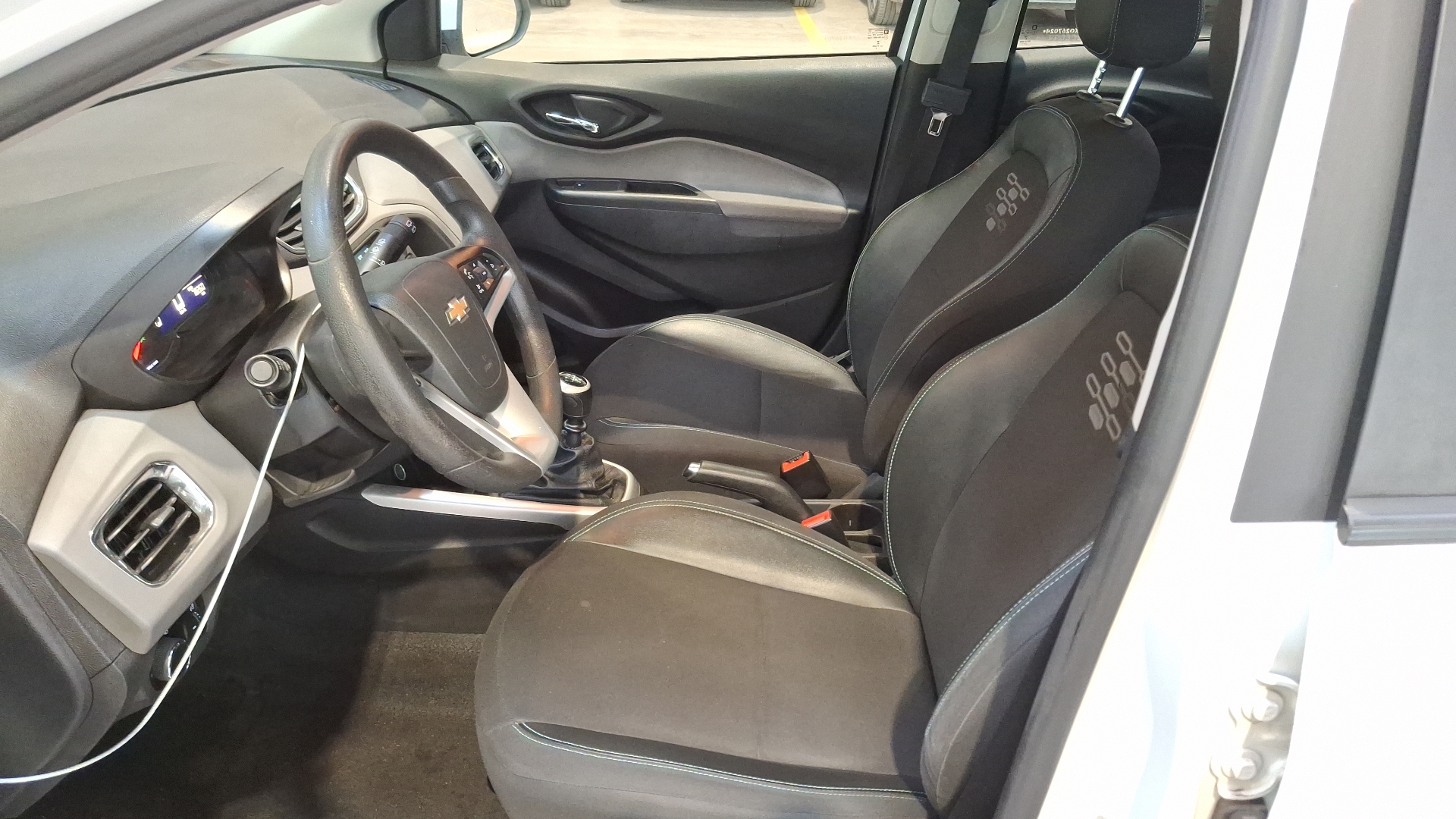 Chevrolet Onix — foto 12 de 15