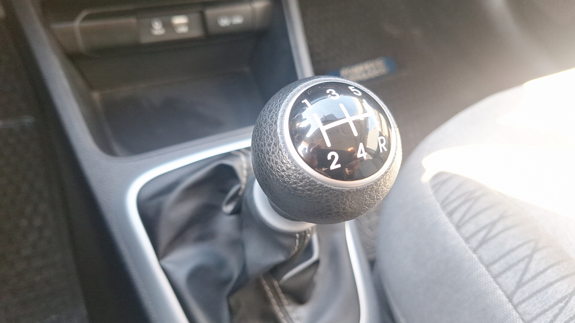 KIA Soluto — foto 11 de 16