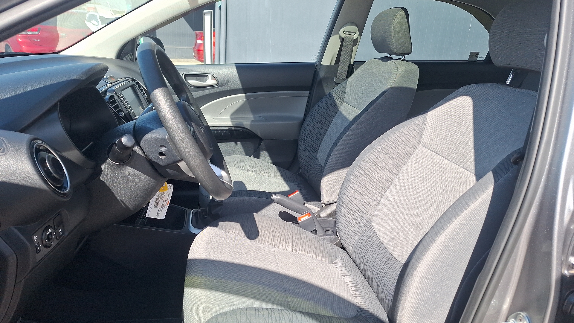 KIA Soluto — foto 15 de 16