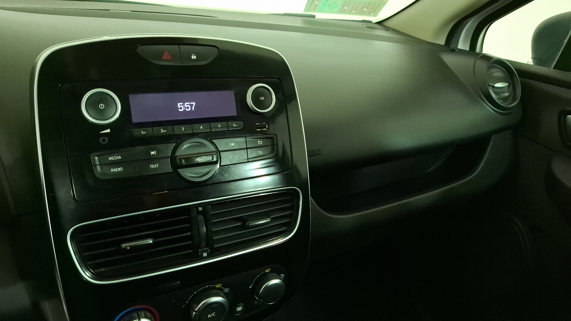 Renault Clio — foto 10 de 15