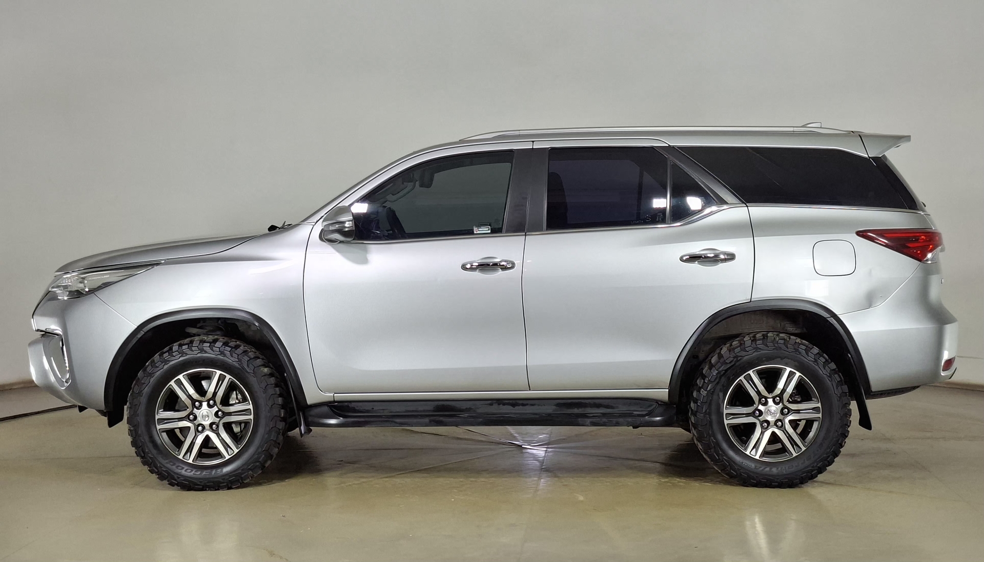 Toyota Fortuner — foto 7 de 17
