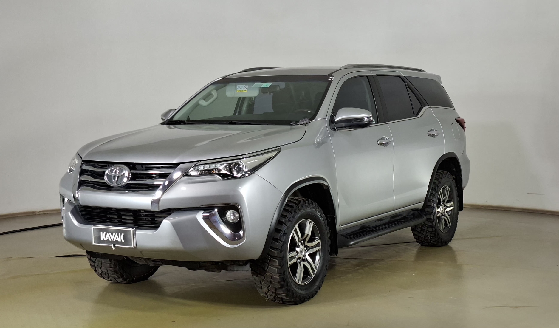Toyota Fortuner — foto 1 de 17