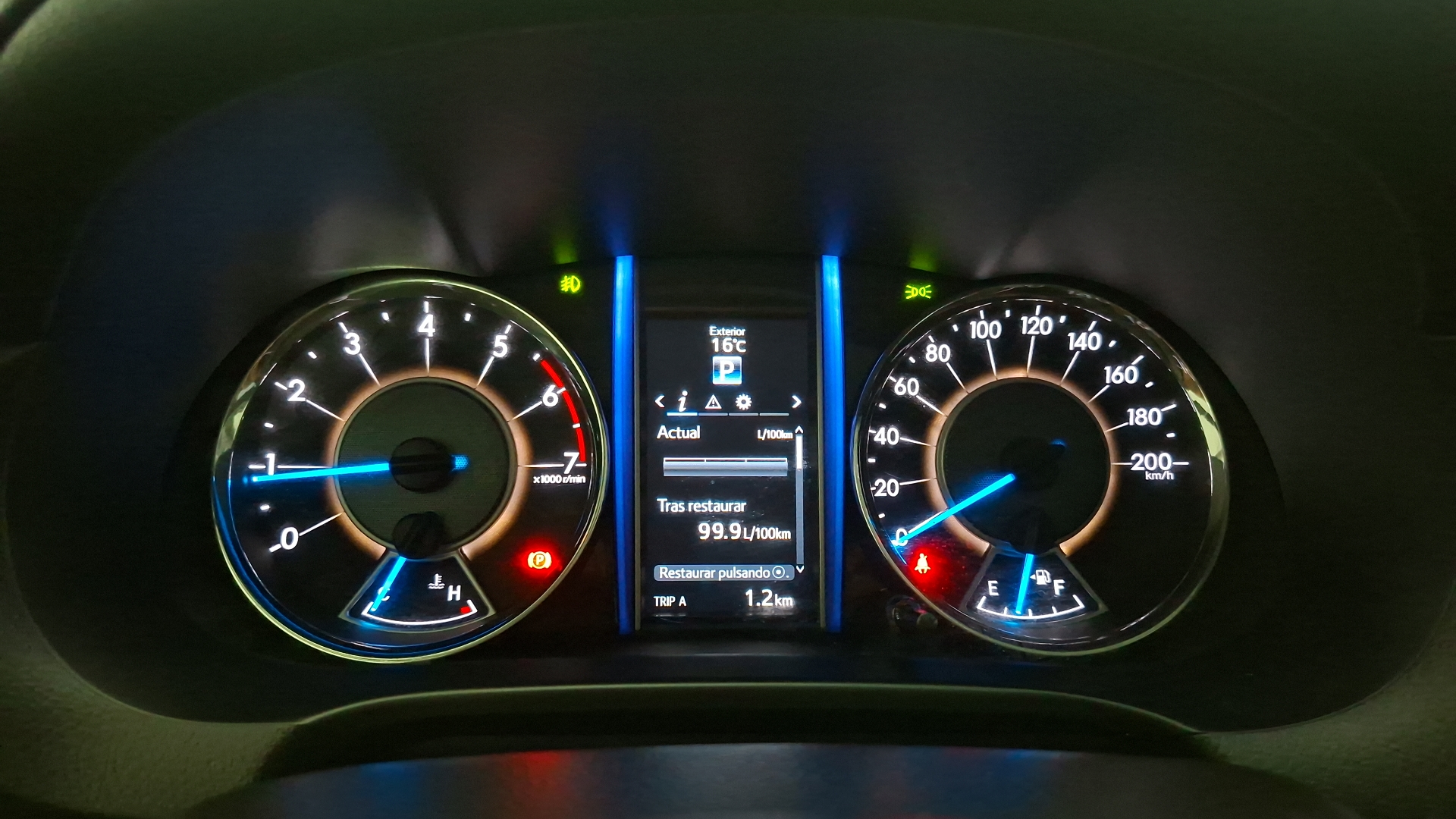 Toyota Fortuner — foto 9 de 17