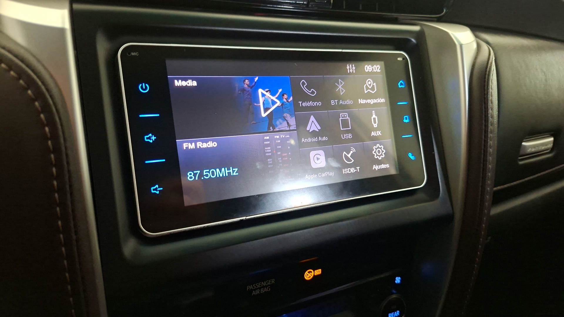 Toyota Fortuner — foto 10 de 17
