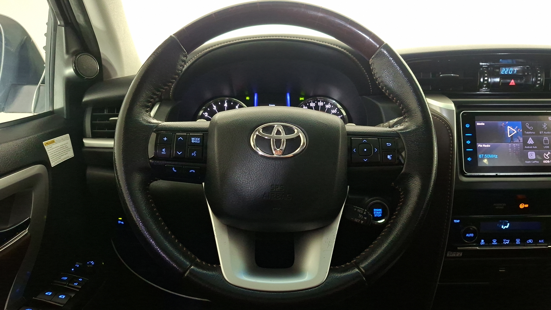 Toyota Fortuner — foto 8 de 17