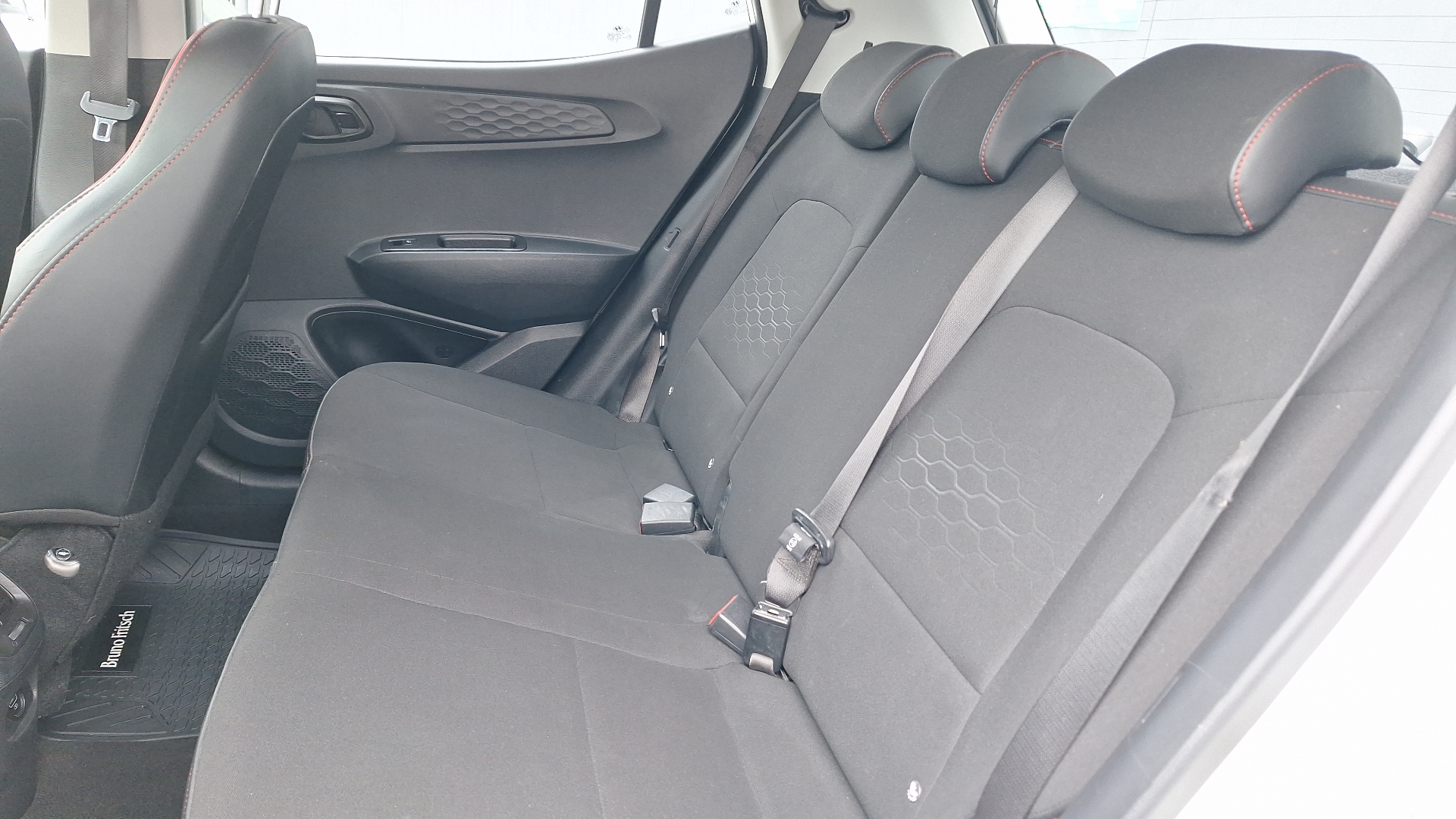 Hyundai Grand I10 — foto 13 de 15