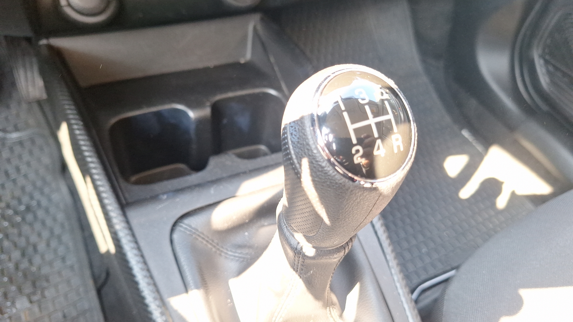 Suzuki Fronx — foto 11 de 15
