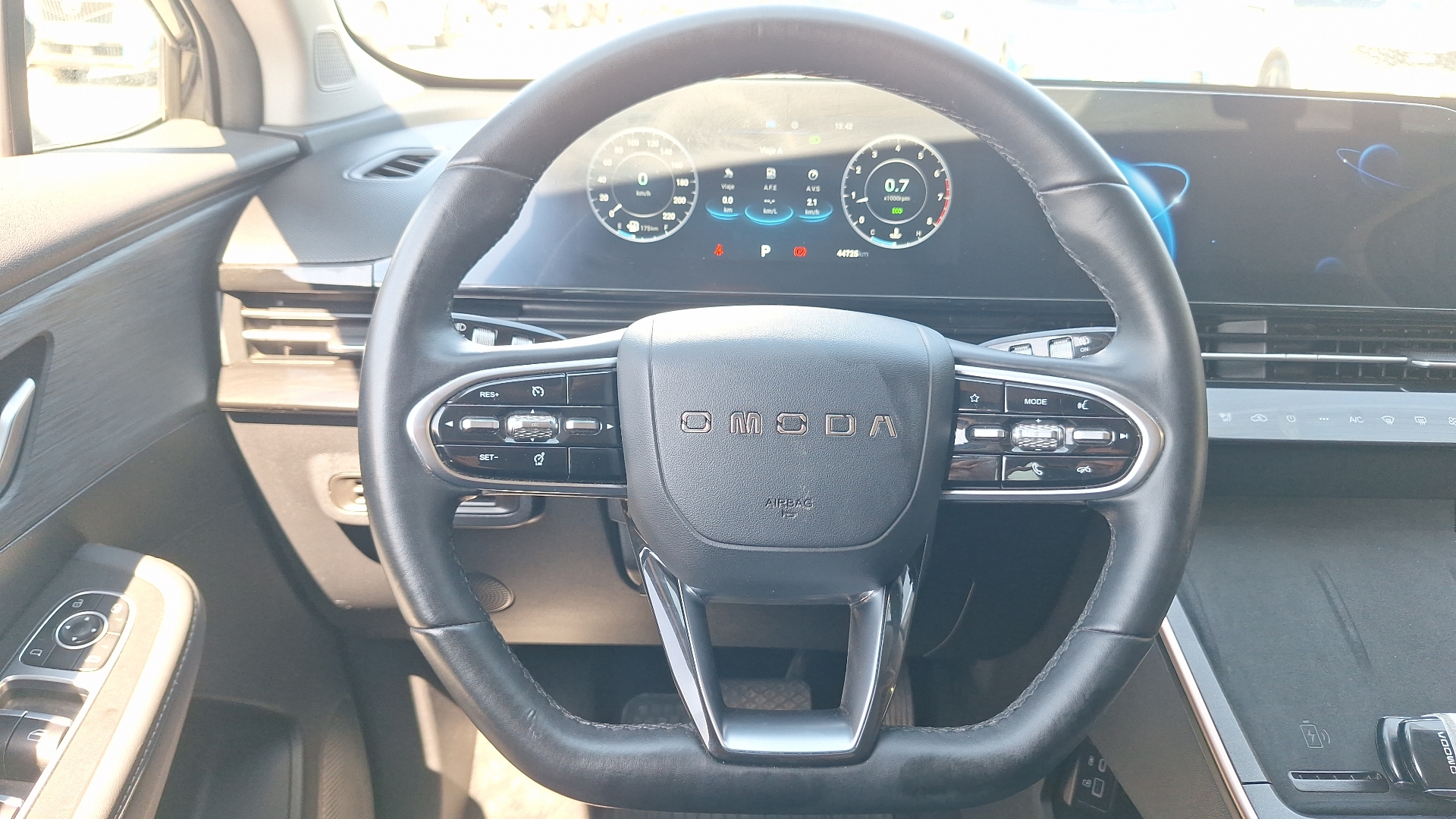Omoda C5 — foto 8 de 15