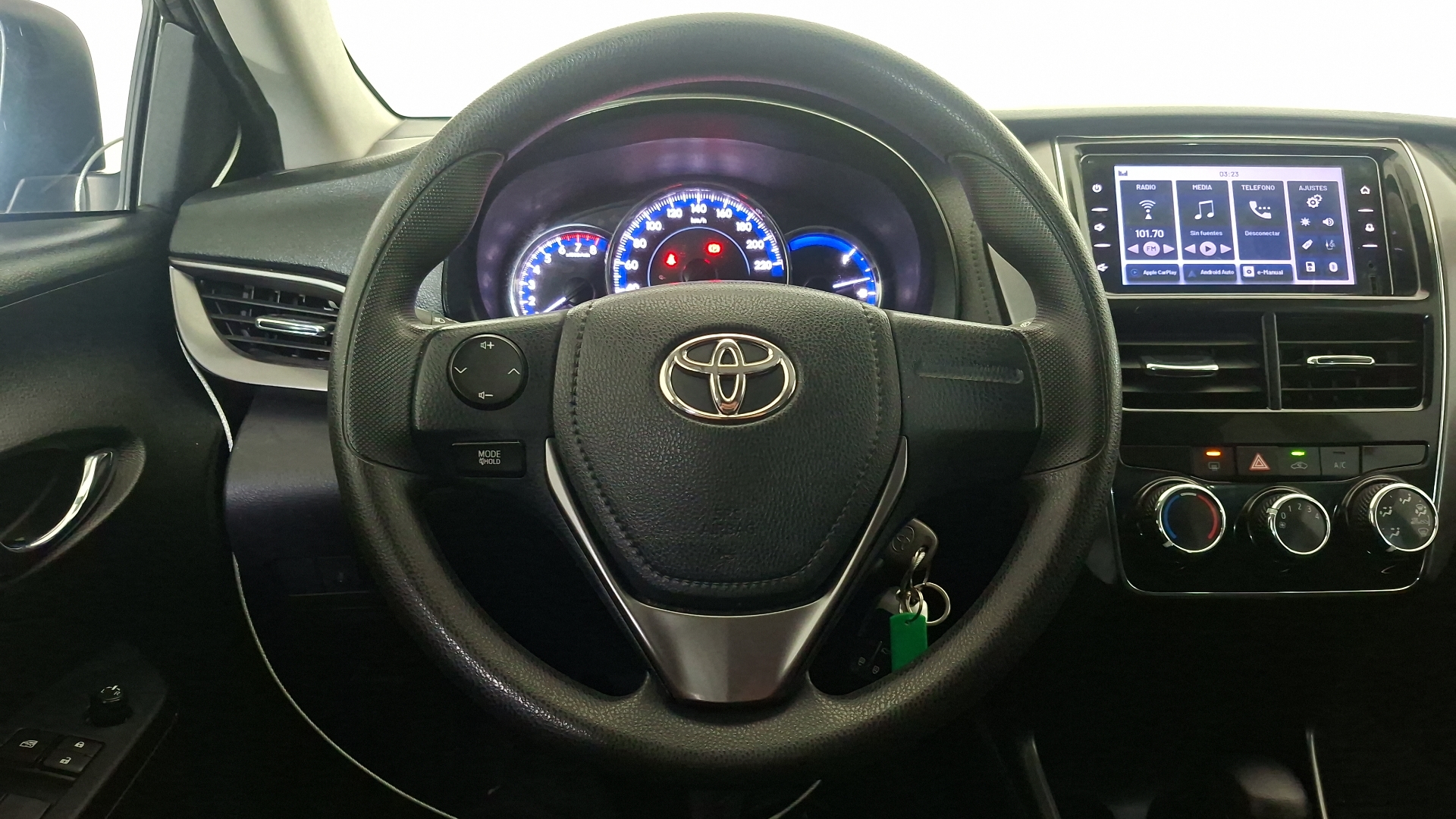Toyota Yaris — foto 8 de 16