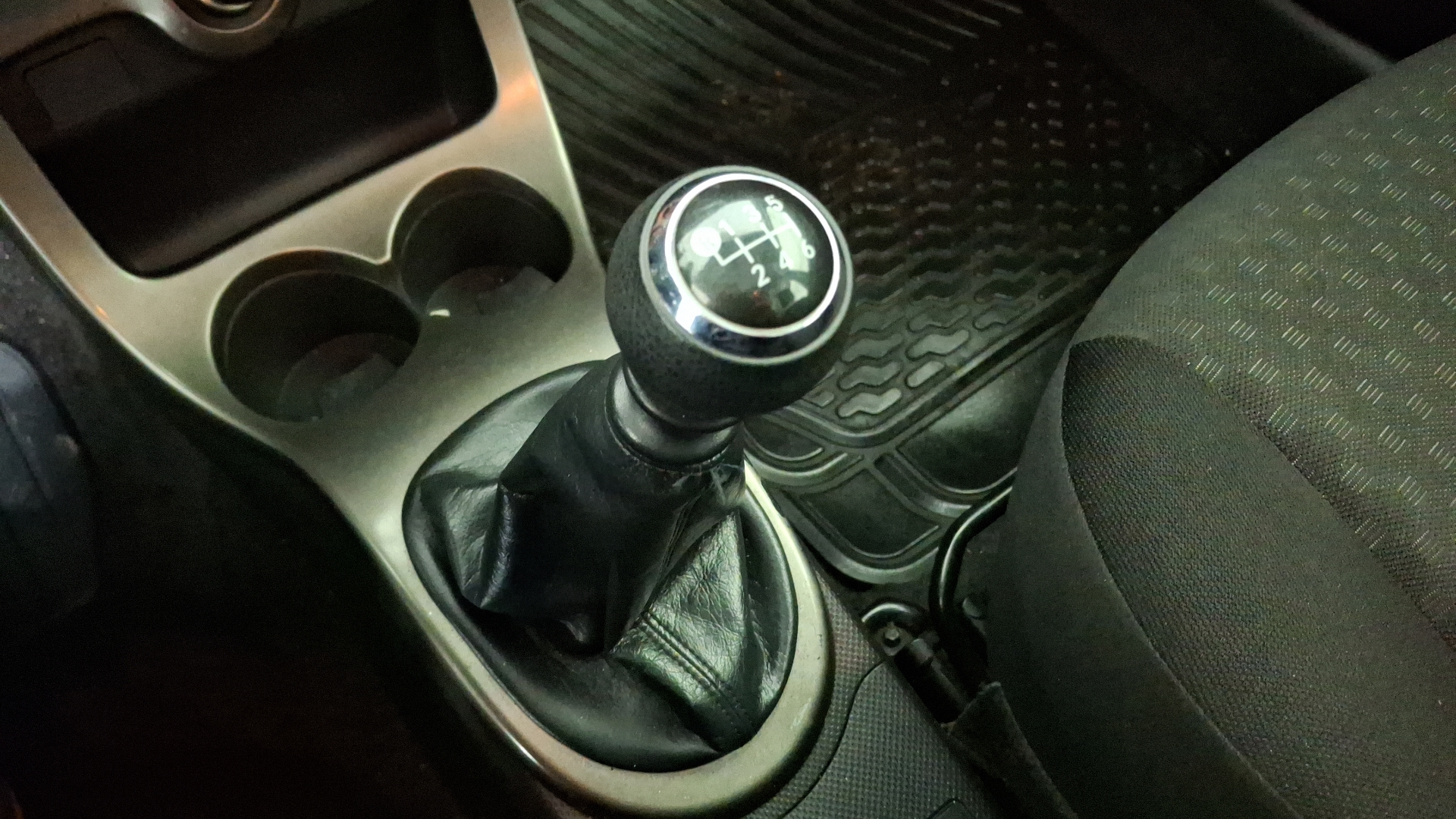 Toyota Urban Cruiser — foto 11 de 15