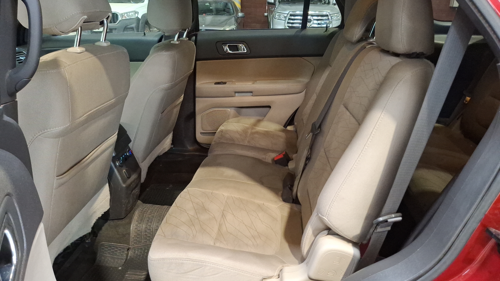 Ford Explorer — foto 14 de 16