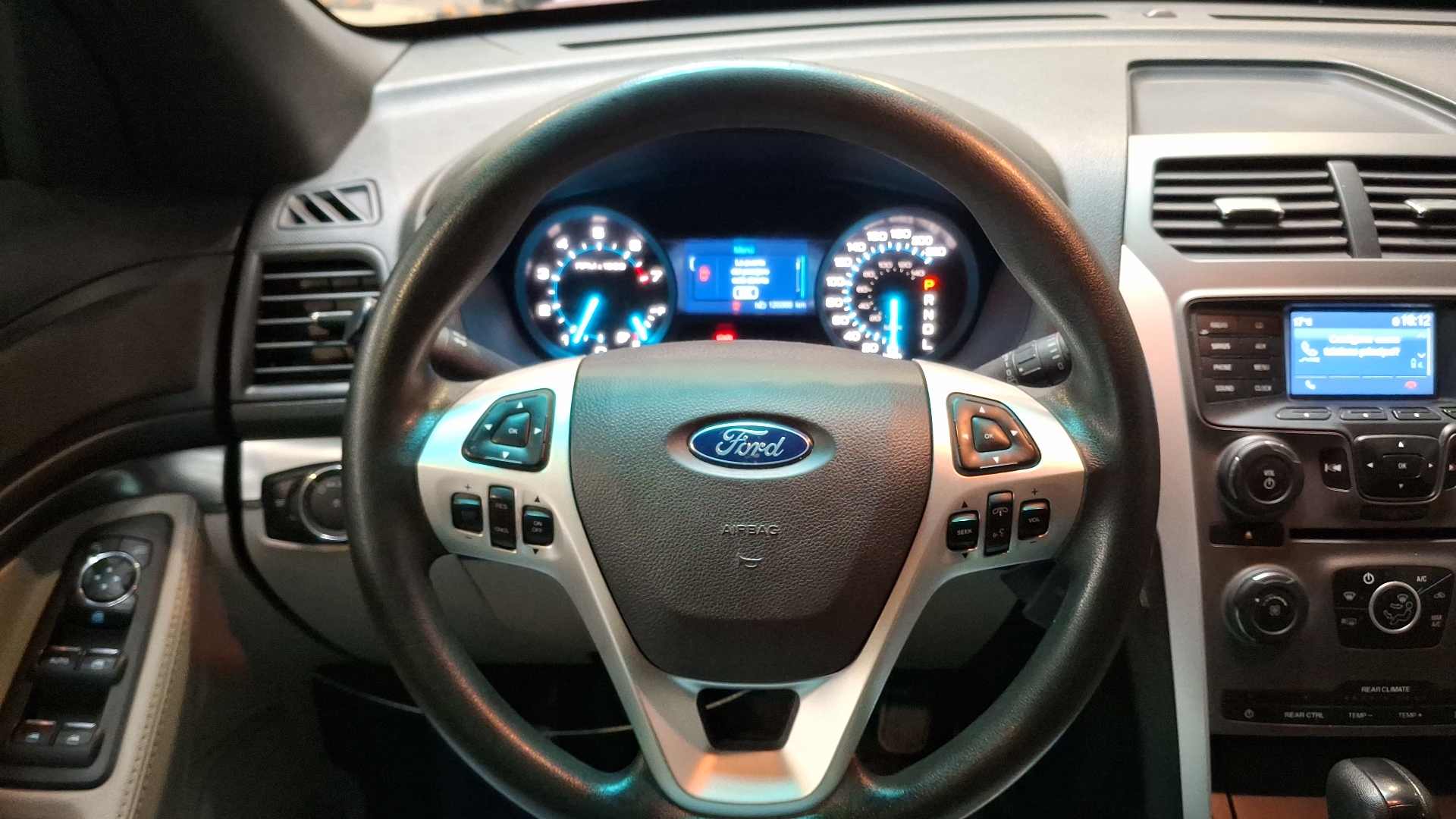 Ford Explorer — foto 8 de 16