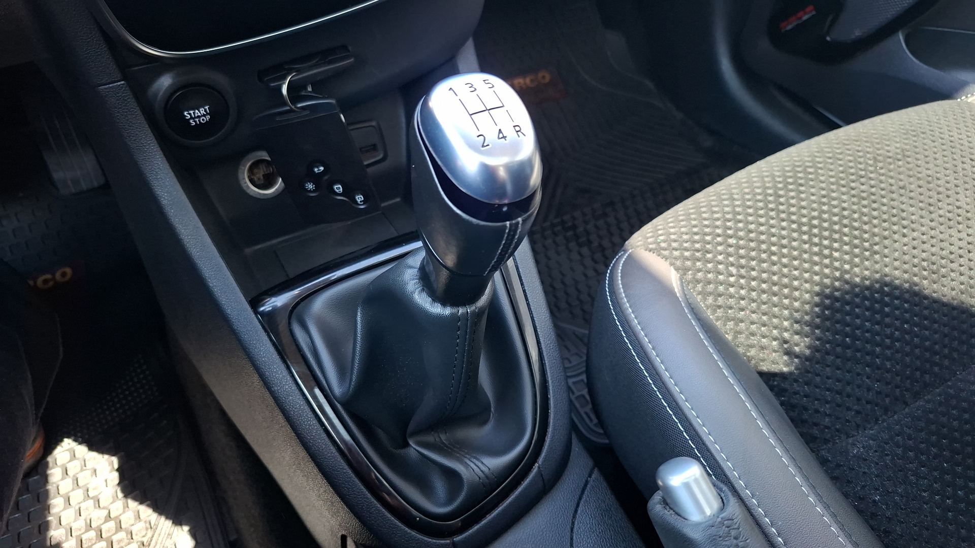 Renault Clio — foto 11 de 16