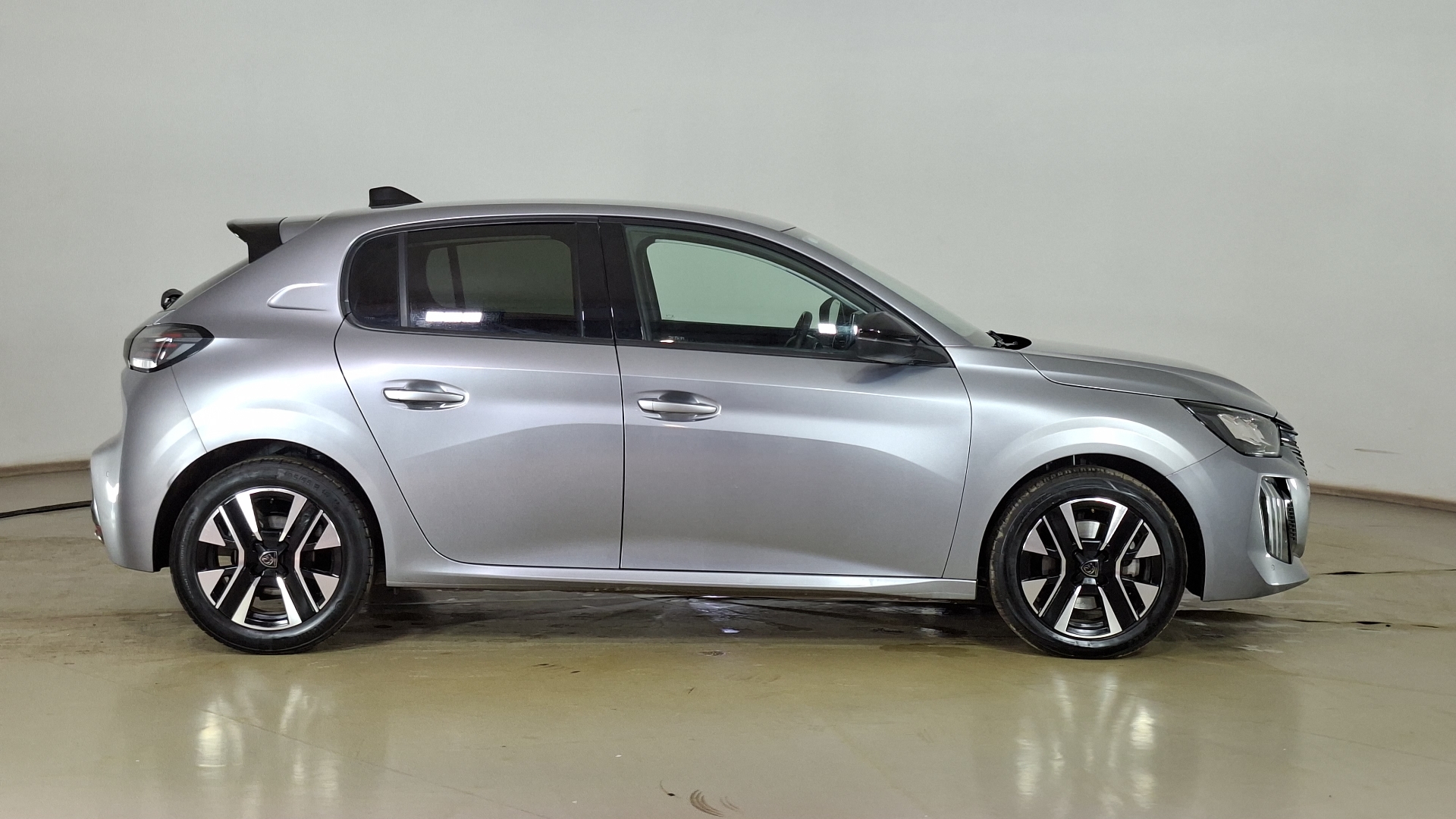Peugeot 208 — foto 4 de 16