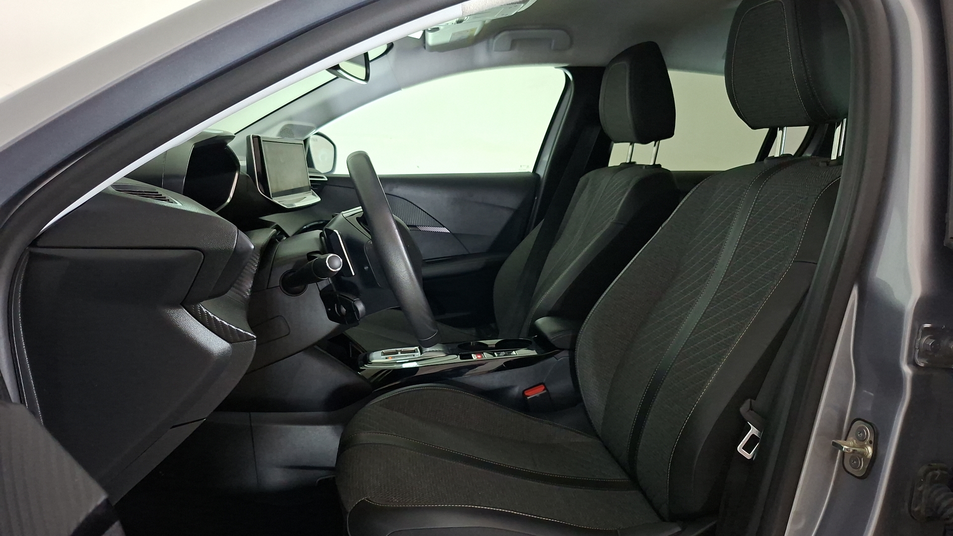 Peugeot 208 — foto 13 de 16
