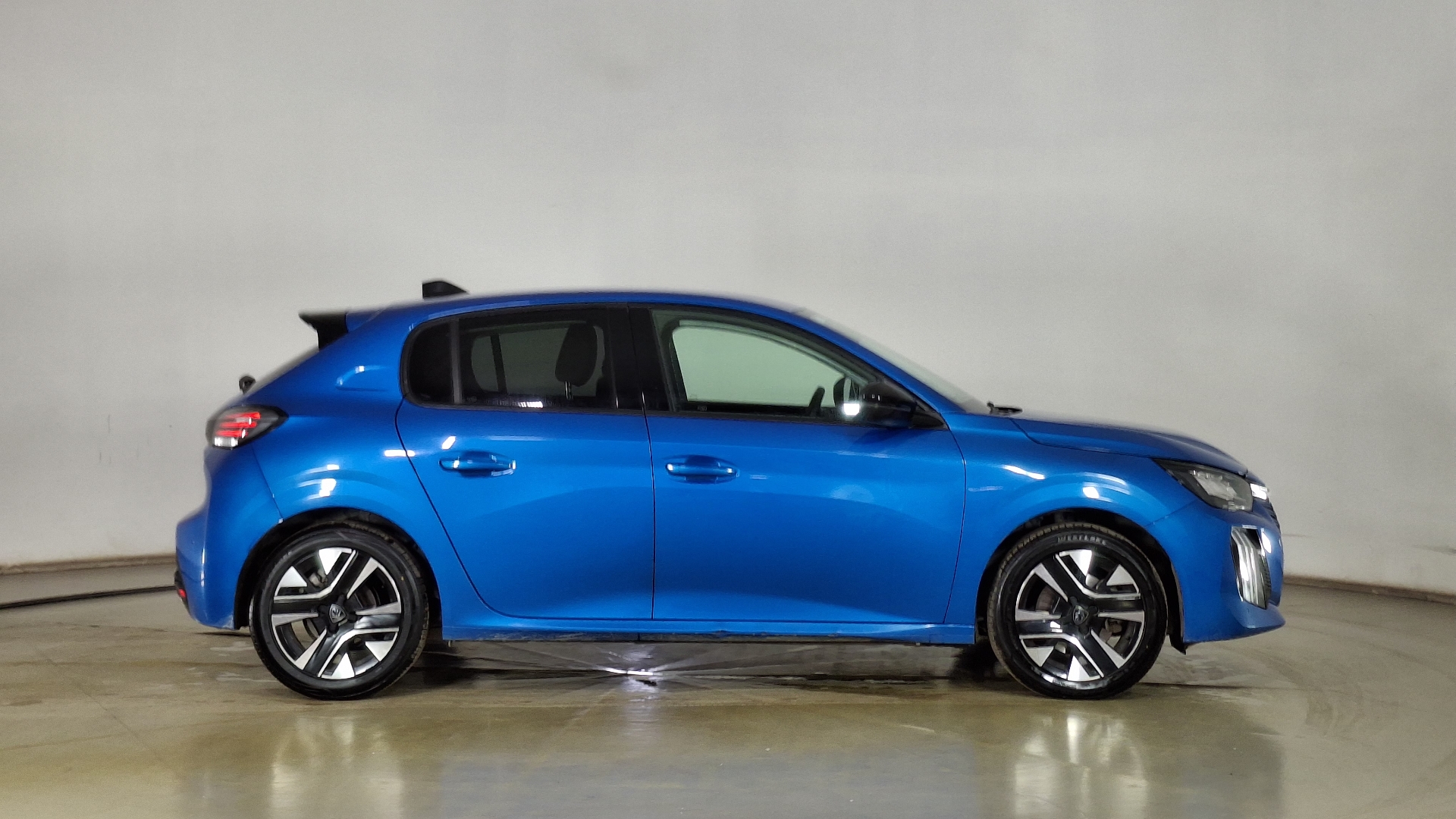 Peugeot 208 — foto 4 de 16