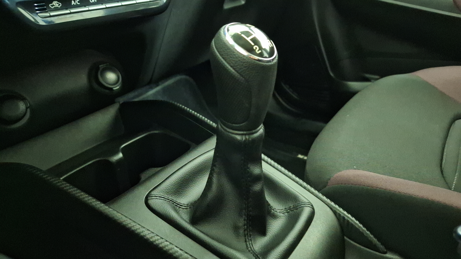 Suzuki Fronx — foto 11 de 16