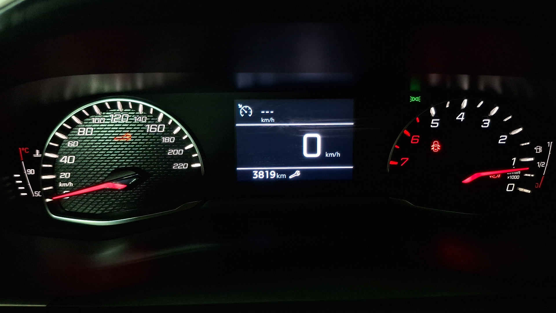 Peugeot 2008 — foto 9 de 15