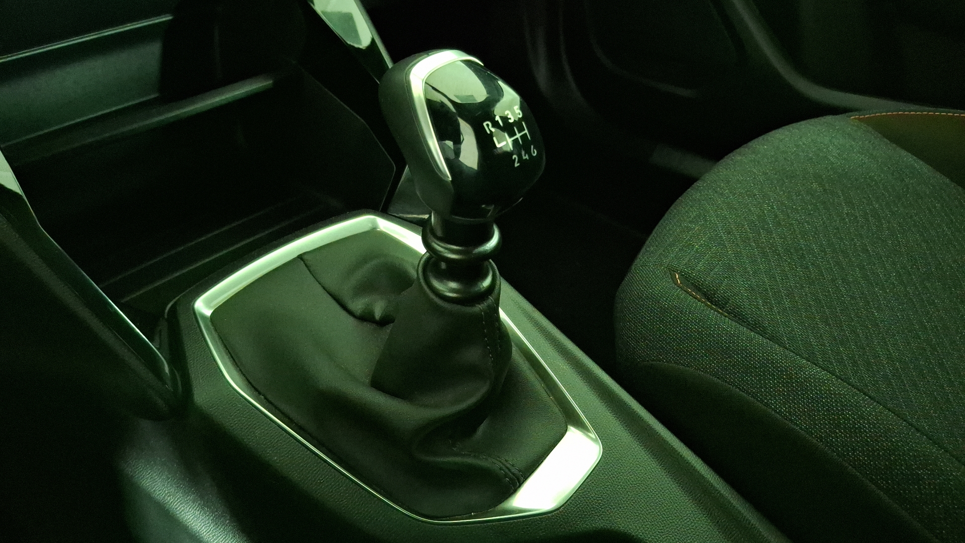 Peugeot 2008 — foto 11 de 15