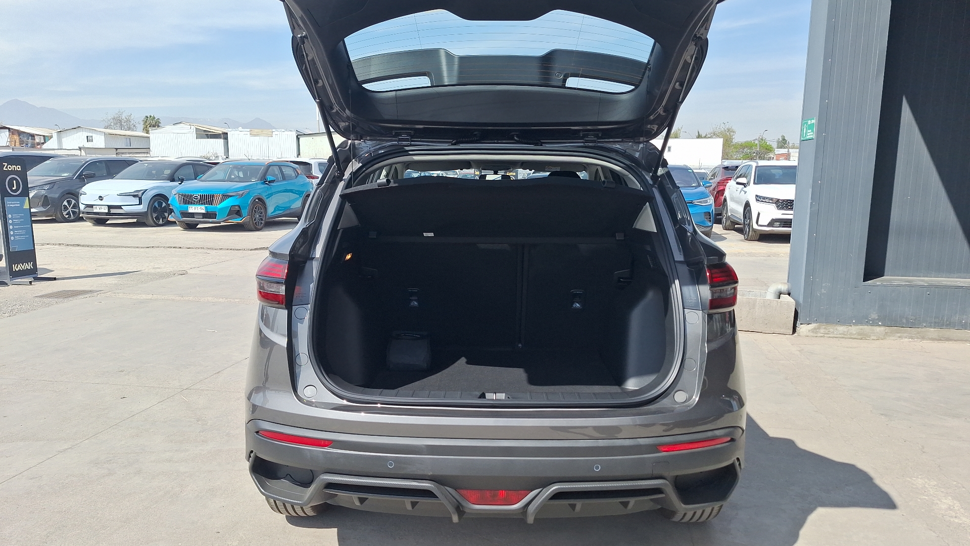 Geely Coolray Lite — foto 4 de 15