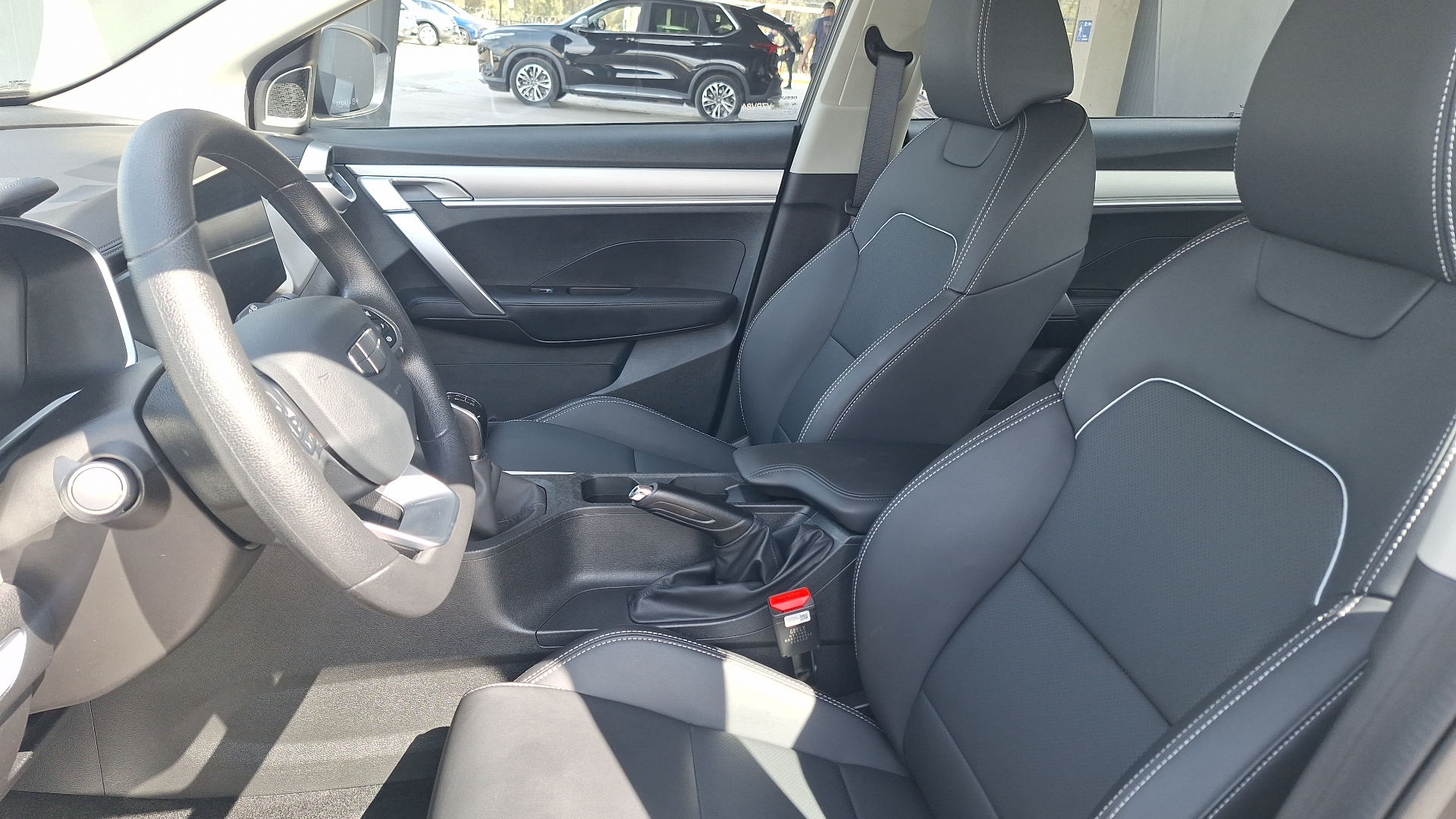 Geely Coolray Lite — foto 14 de 15