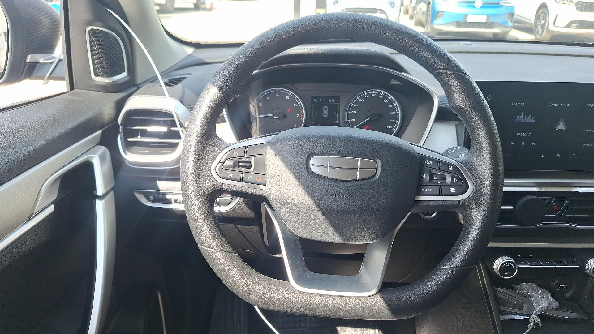 Geely Coolray Lite — foto 8 de 15
