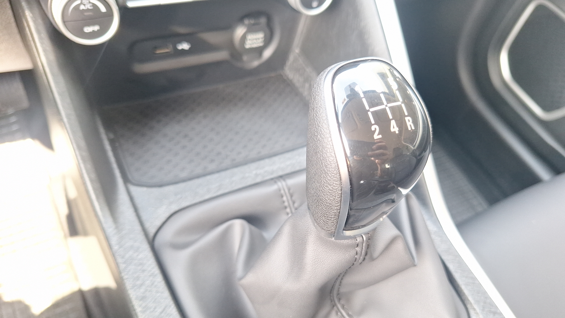 Geely Coolray Lite — foto 11 de 15